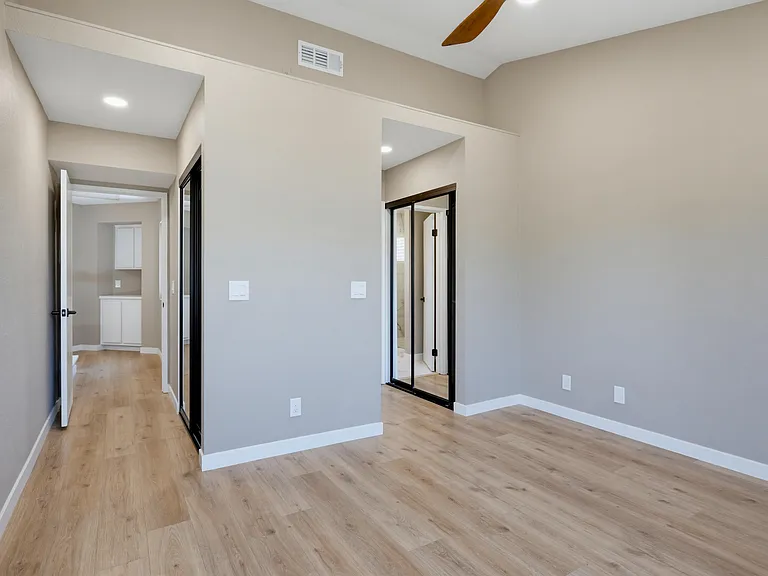 54 Sandalwood — Photo 23