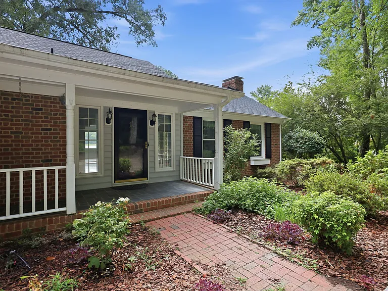 253 Lakeview Dr — Photo 3