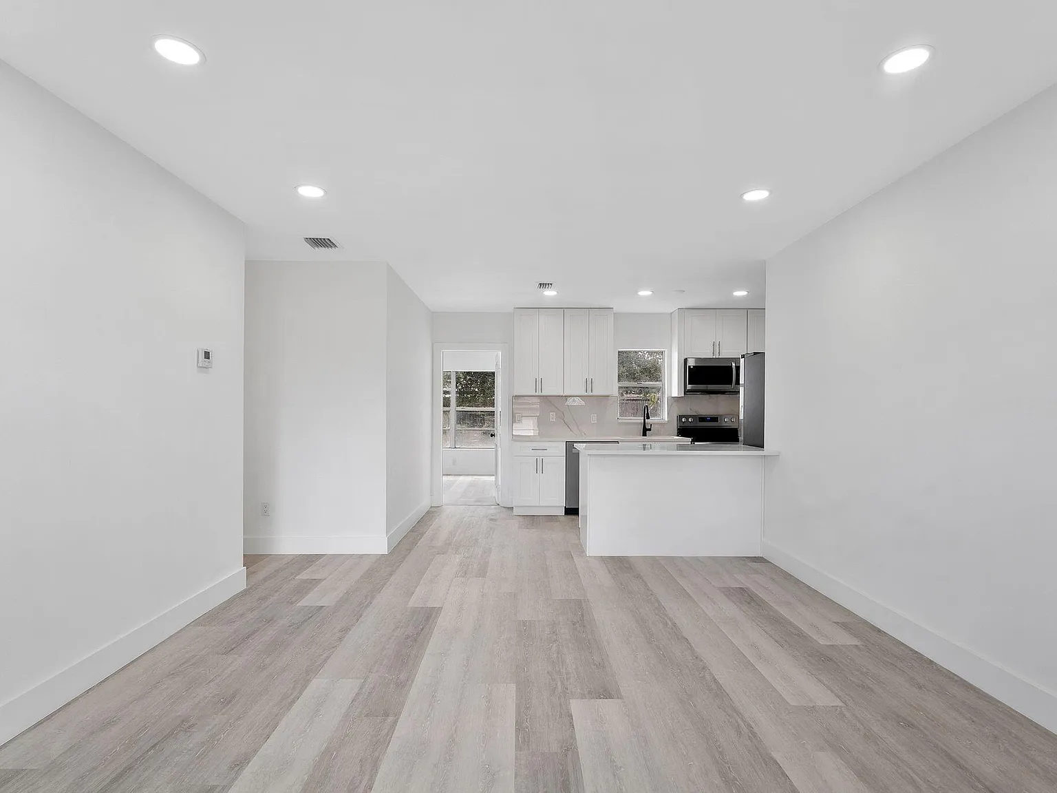 4 bed, 1271 sqft, $3,000 — Photo 2