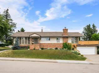 40 SW Thornlee Cres NW, Calgary, AB T2K 2W3