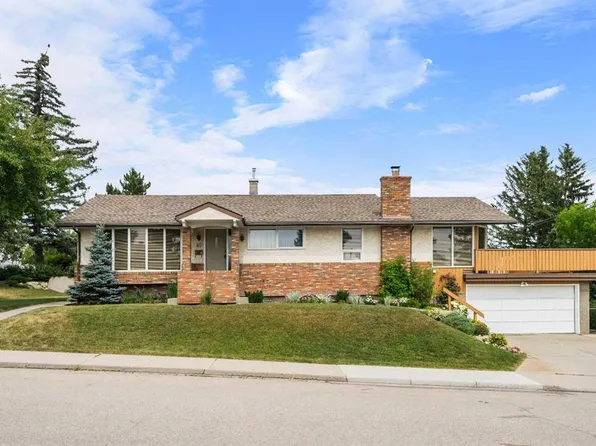 40 SW Thornlee Cres NW, Calgary, AB T2K 2W3
