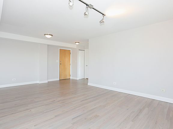 3rd image of 2555 W Catalpa Ave APT 5B