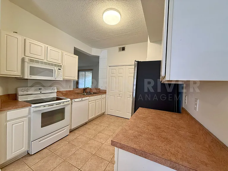 204 Augusta Cir — Photo 10