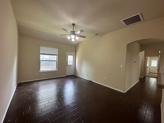 4th image of 302 Rosalie Dr