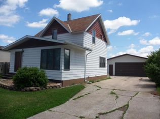 10 2nd St SW, Hillsboro, ND 58045
