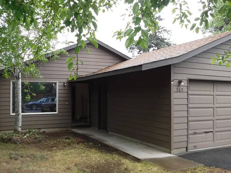 565 NE Norton Ave — Photo 1