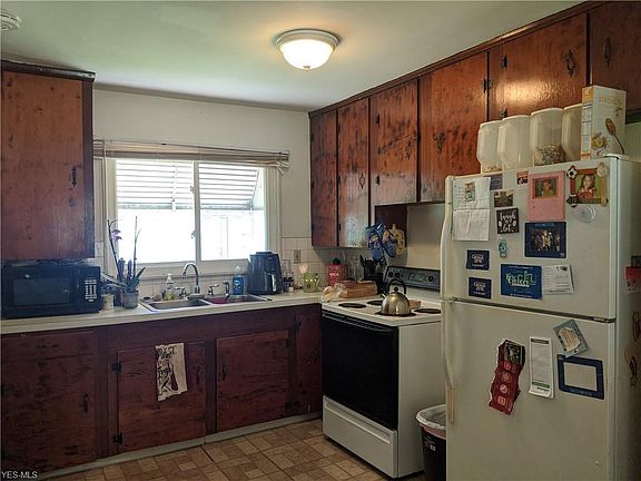 4th image of 1664 School St