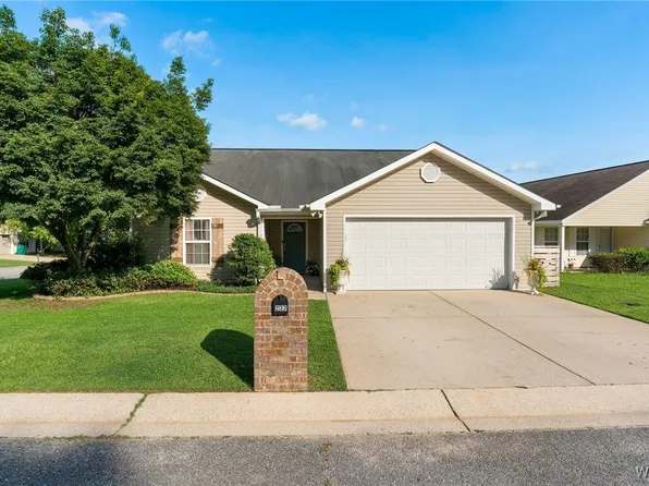 233 Holly Berry Ln, Moundville, AL 35474