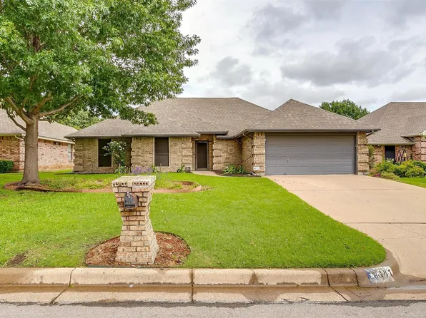 141 Sunny Meadows Dr, Burleson, TX 76028