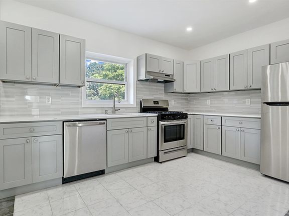 4th image of 99 Mallory Ave #2