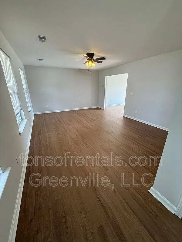3 bed, 2.5 bath, 1914 sqft, $1,995 — Photo 3