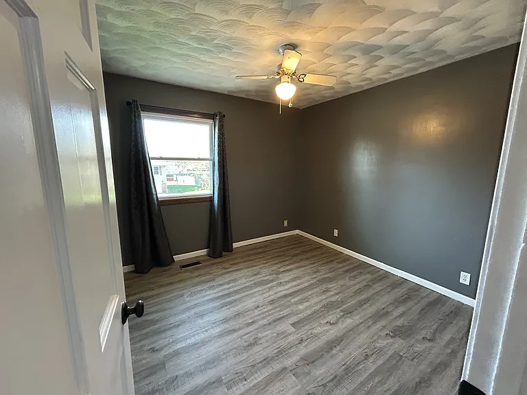 225 Bates St — Photo 8