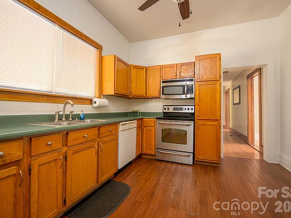 5th image of 580 Baldwin Ave