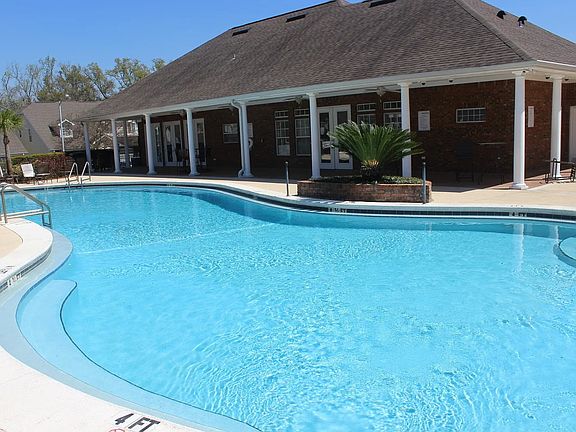 community pool, 2 min walking distance