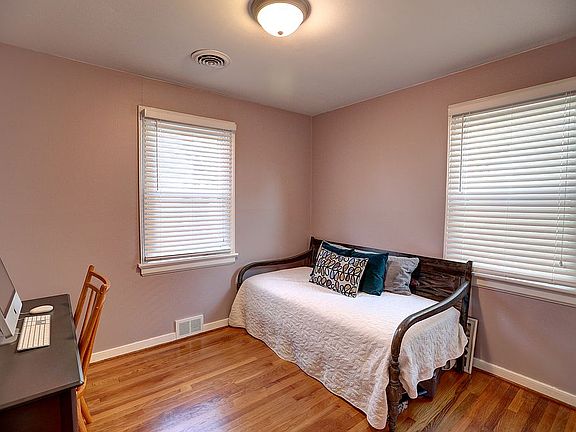 5th image of 4702 Radford Ave