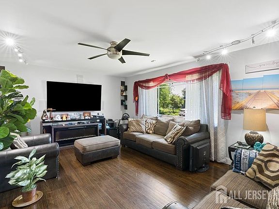 3rd image of 310 Pitt St