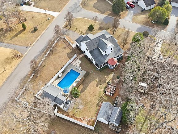 2nd image of 130 Greenwich Dr