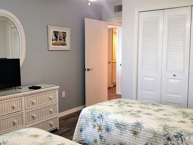627 Alhambra Rd #702 — Photo 24