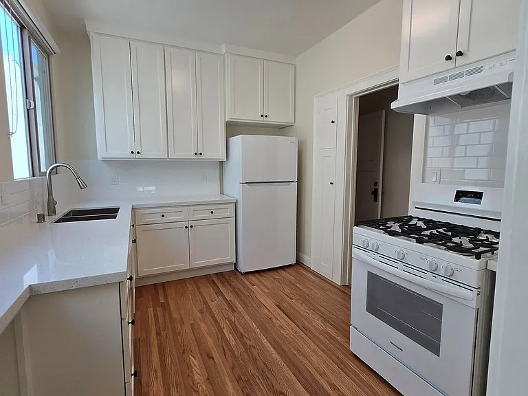 Boutique Apartment building in the mid-Wilshire — Photo 18