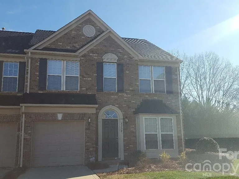 2339 Whitford Ln — Photo 1
