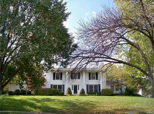 16 Conway Springs Dr, Chesterfield, MO