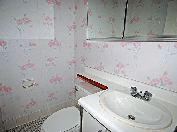 4th image of 26910 Grand Central Pkwy APT 14S