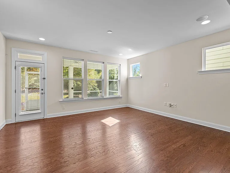 271 Begen St — Photo 10