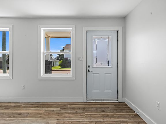 5th image of 305 Jennifer St