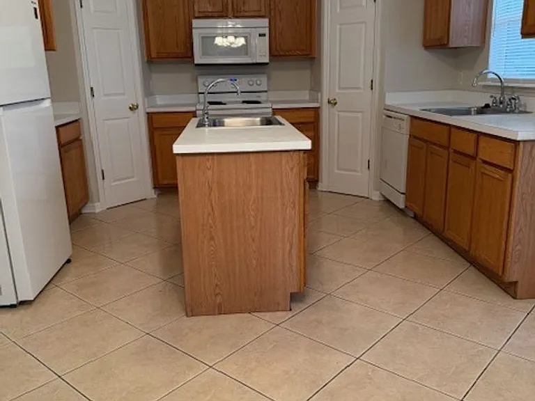 744 Paris Dr — Photo 9
