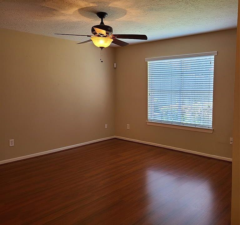 Open Living Room w/ Laminate Floors.