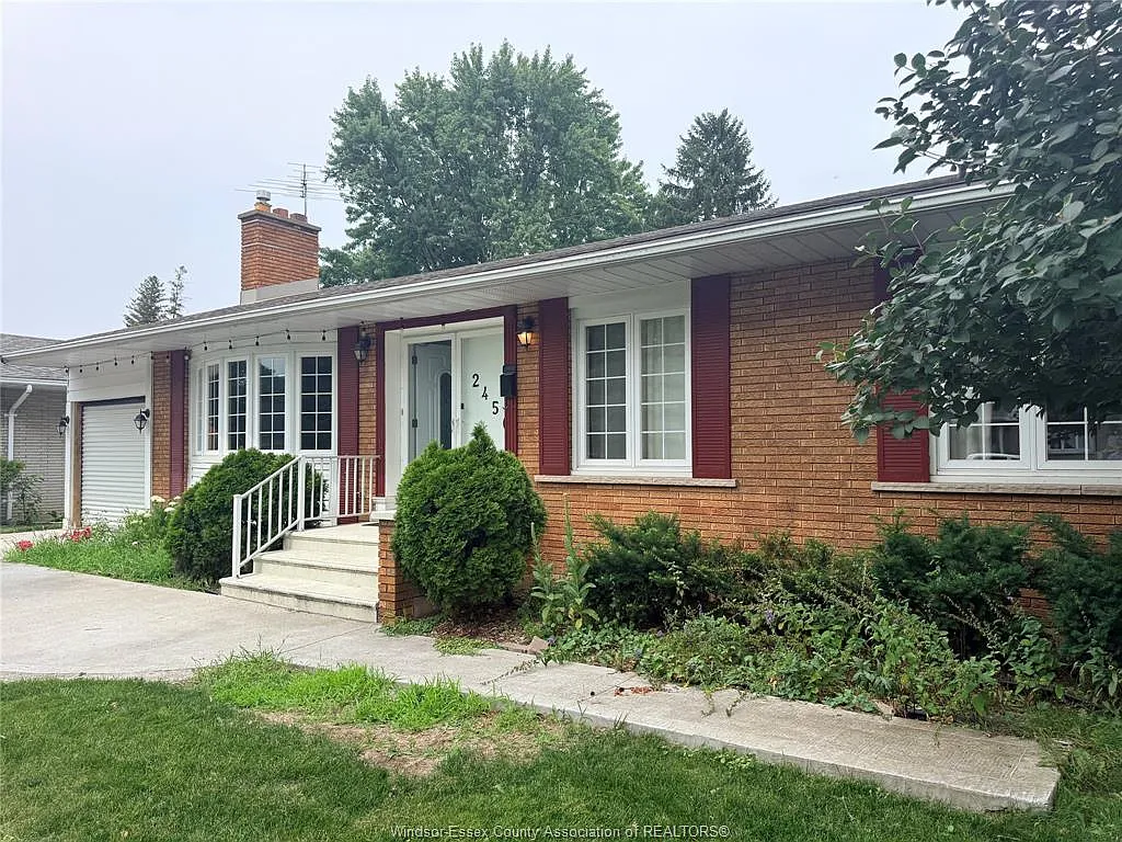 3 bed, 1.5 bath, $2,400 — Photo 1
