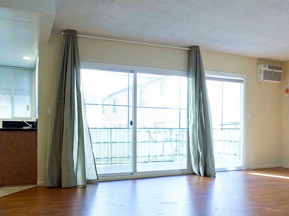 4th image of 210 S Mentor Ave APT 6