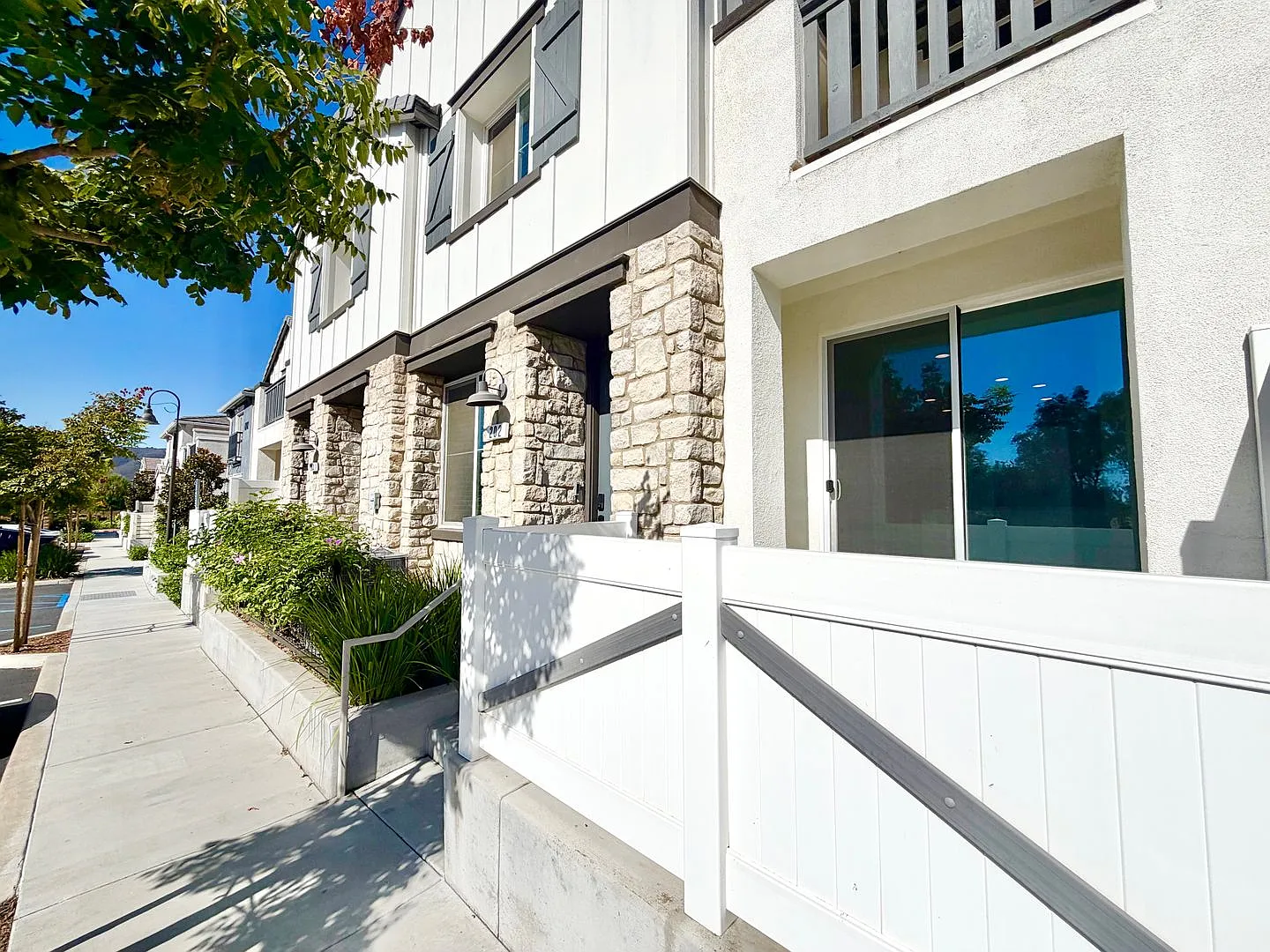 Modern 2 Bedroom Condo with 2.5 Baths, 2-Car Garage & Private Balcony — Photo 3