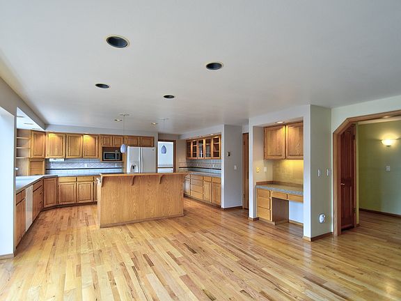 3rd image of 5400 Diamond Pl NE
