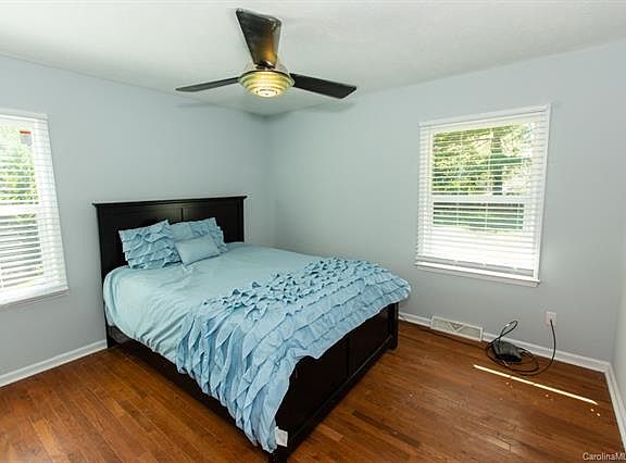 4th image of 32 W Broadleaf Dr