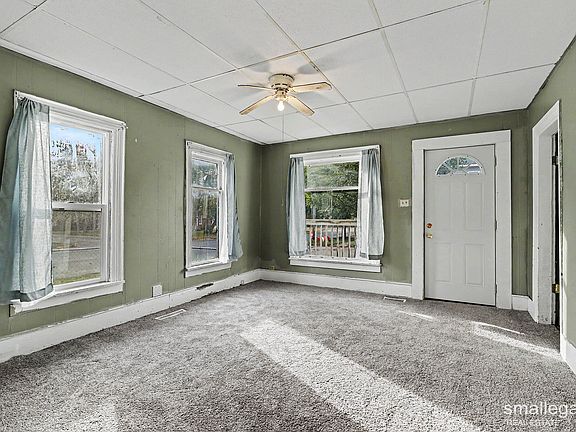 4th image of 221 Maple St