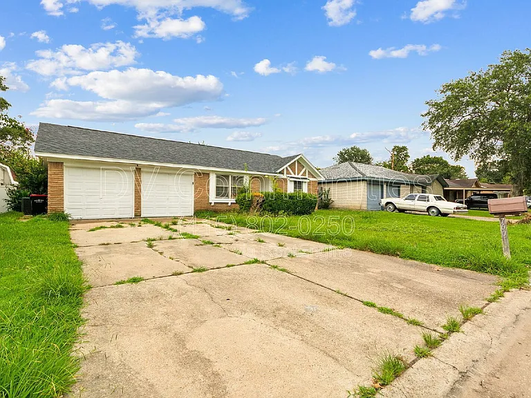 700 Meadowglen Dr — Photo 3