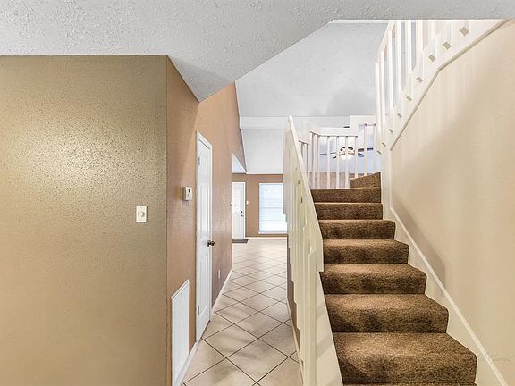 5th image of 2122 Courtshire Ln