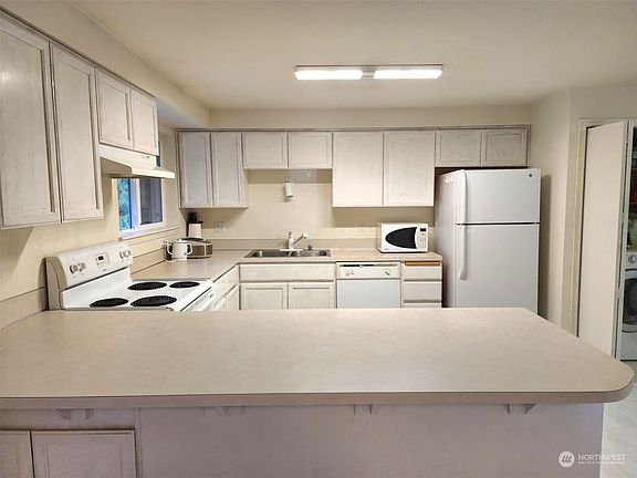 3rd image of 17305 Hill Court SE