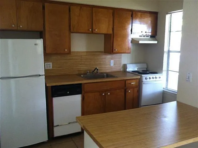 621 W 37th St #103 — Photo 2