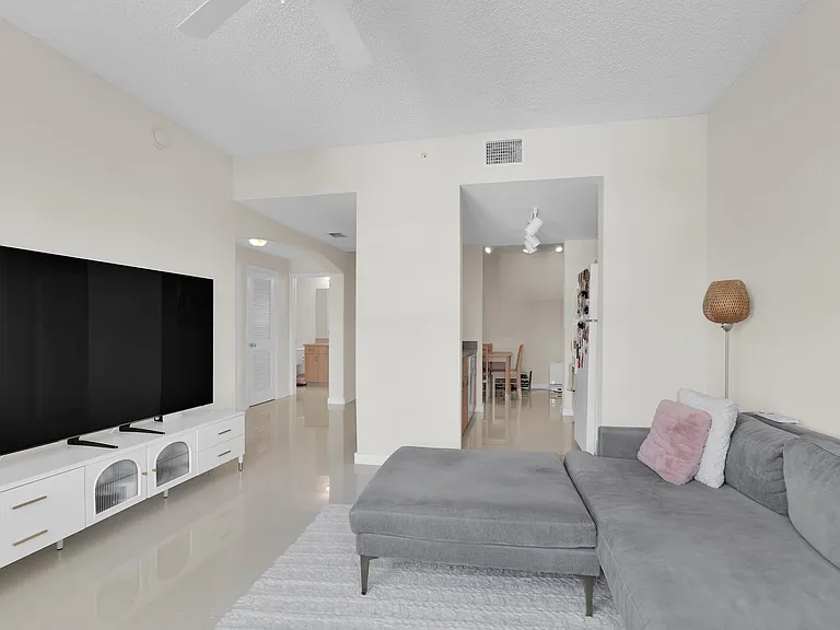 533 NE 3rd Ave — Photo 2