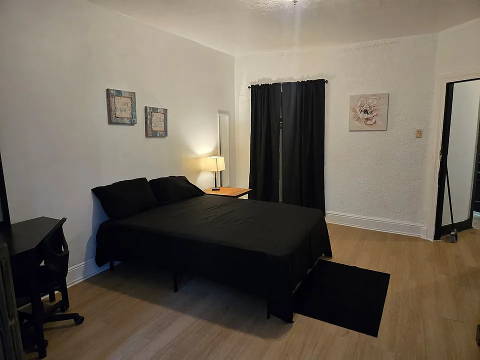 638 W King St #6