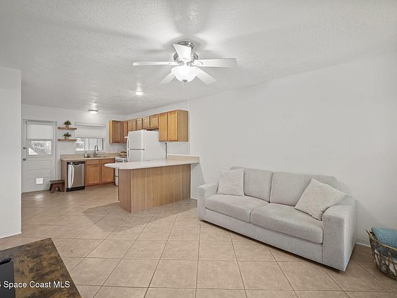 4th image of 236 Woodland Ave APT 3