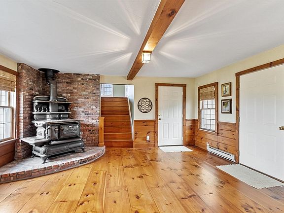 4th image of 32 Osgood Rd