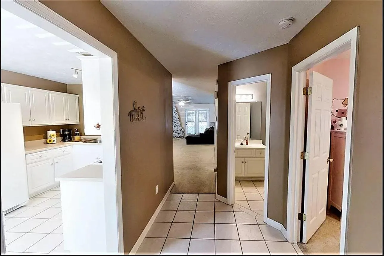 613 Belle Ct — Photo 2