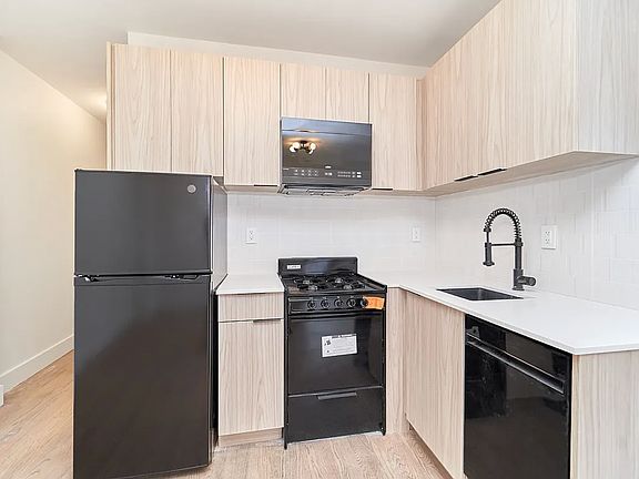 3rd image of 208 E 6th St APT 30