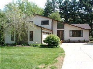 15977 Messenger Rd, Chagrin Falls, OH 44023