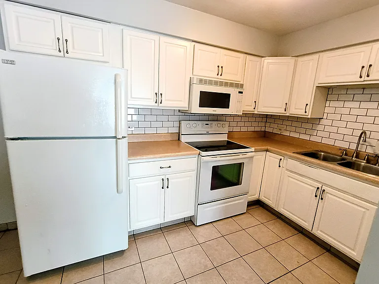 5811 Rose Ave #6 — Photo 2