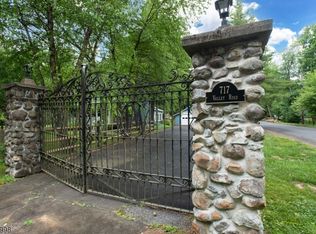 717 Valley Rd, Watchung, NJ 07069