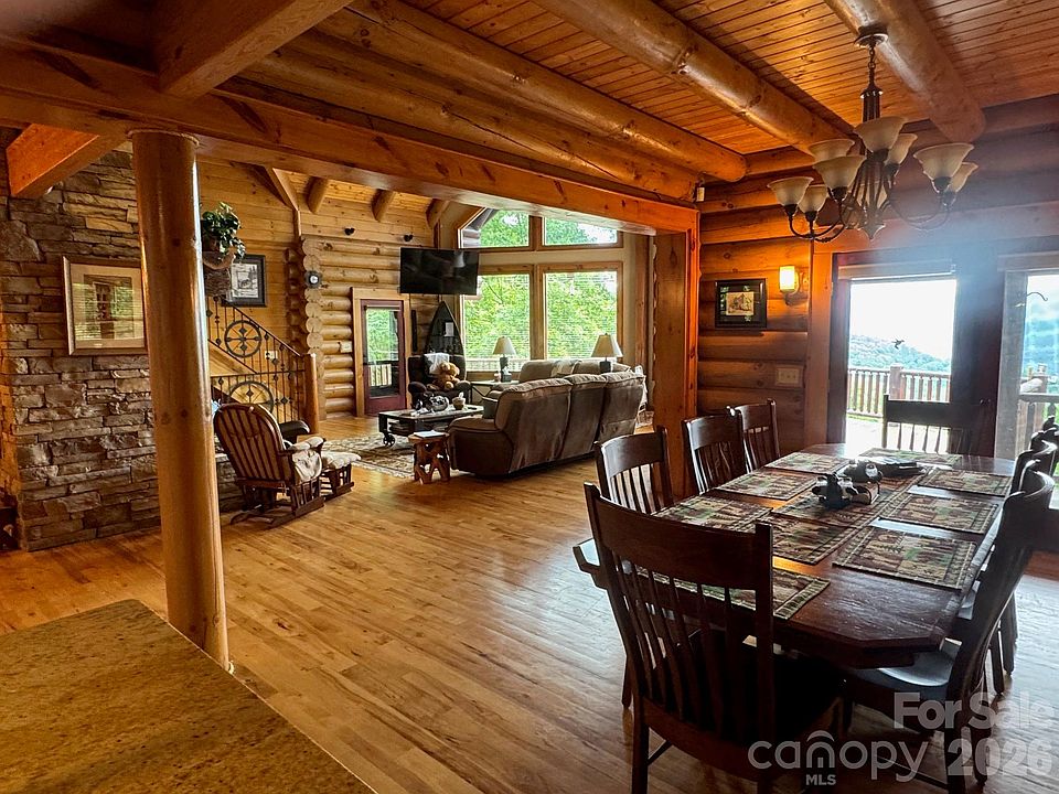 1st image of 686 Hyacinth Dr